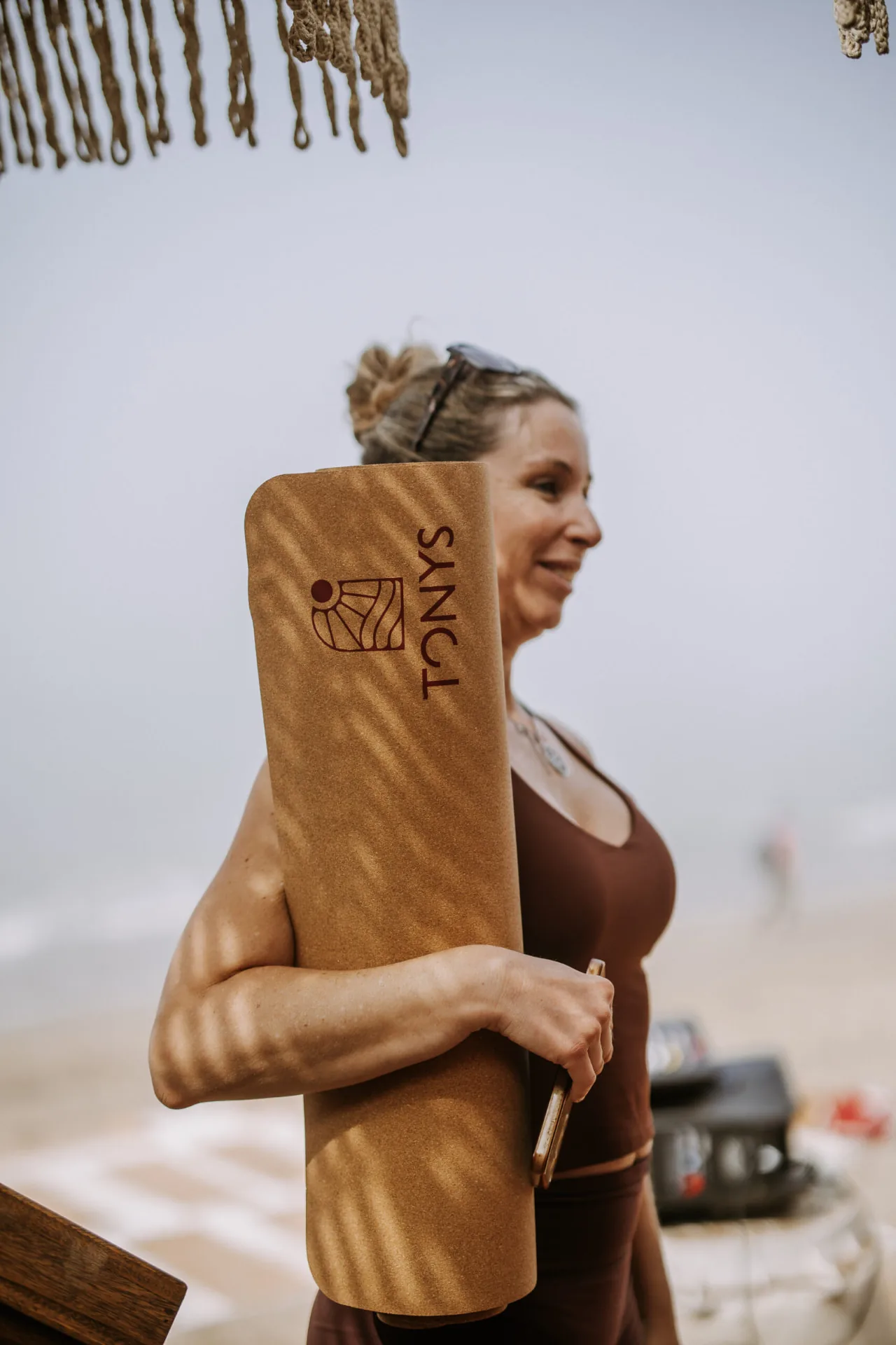 Maite Cano con su esterilla de corcho en la playa de Marbella