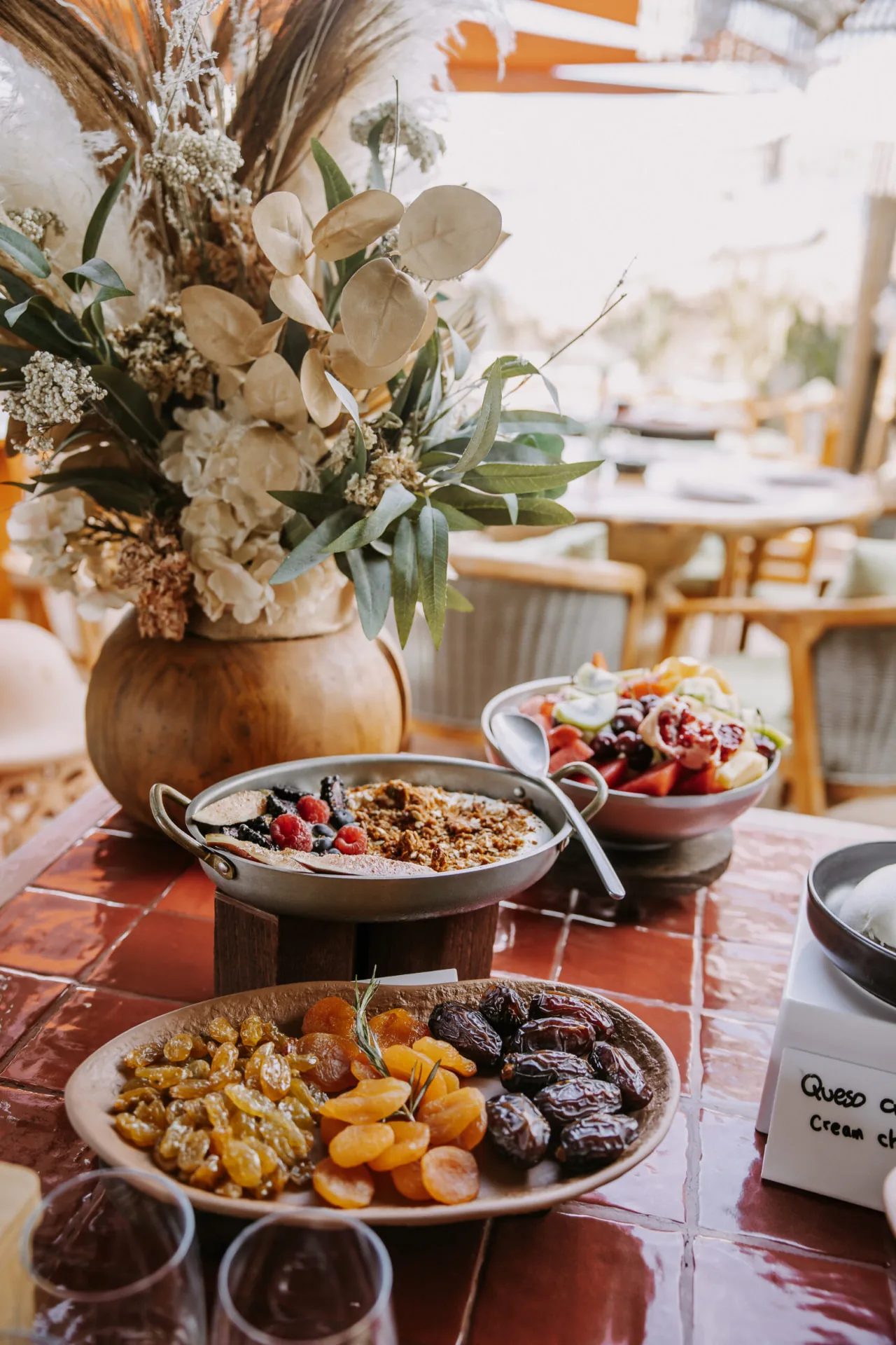 Brunch saludable tras la clase de yoga: fruta, granola y dátiles, frente al chiringuito Los Tonys en Marbella